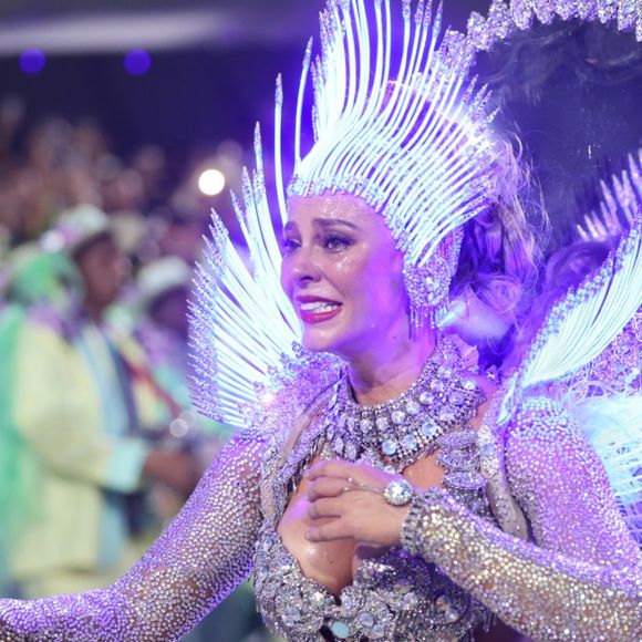 Emoção de Paolla Oliveira em último desfile como Rainha da Grande Rio se destacou em fotos