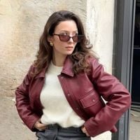 Estes tênis New Balance 'licor de cereja' são meu novo vício: derrubam qualquer sapato desconfortável num encontro romântico ou num dia de chuva