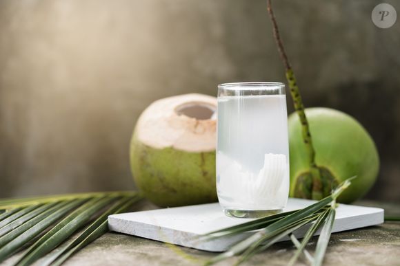 Bebeu demais? A água de coco é uma boa aliada no alívio da ressaca, contribuindo para repor líquidos e eletrólitos perdidos após o consumo de álcool