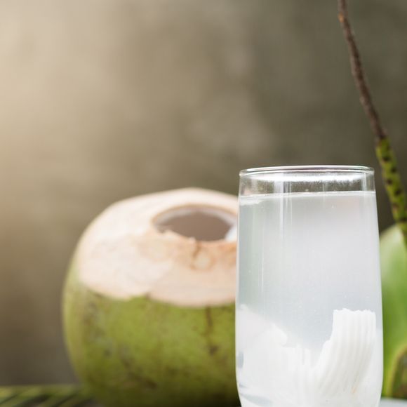 Bebeu demais? A água de coco é uma boa aliada no alívio da ressaca, contribuindo para repor líquidos e eletrólitos perdidos após o consumo de álcool