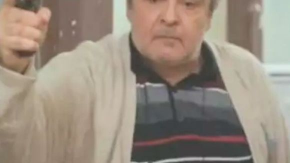 HOJE em 'Força de Mulher' (06 de junho): Fora de controle, Enver aponta arma em defesa de Arda, e Bahar é salva por protetora inesperada contra Cem