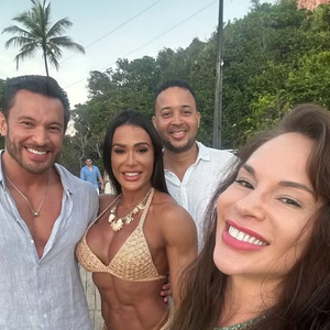 A musa fitness foi vista acompanhada durante uma viagem a Trancoso, na Bahia, e levantou rumores de um novo affair ao compartilhar nas redes sociais uma foto ao lado do rapaz