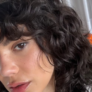 Manu Gavassi exibiu os fios mais curtos e cacheados, arrancando elogios da web.