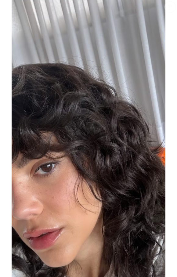 Manu Gavassi exibiu os fios mais curtos e cacheados, arrancando elogios da web.