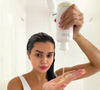 Brenda Tello, dermatologista, sobre o couro cabeludo: 'A pele dessa região, assim como a de outras partes do corpo, está exposta à poluição, a resíduos de produtos e à nossa própria oleosidade... por isso, é preciso fazer uma limpeza mais frequente'