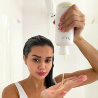 Brenda Tello, dermatologista, sobre o couro cabeludo: 'A pele dessa região, assim como a de outras partes do corpo, está exposta à poluição, a resíduos de produtos e à nossa própria oleosidade... por isso, é preciso fazer uma limpeza mais frequente'