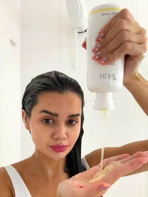 Brenda Tello, dermatologista, sobre o couro cabeludo: 'A pele dessa região, assim como a de outras partes do corpo, está exposta à poluição, a resíduos de produtos e à nossa própria oleosidade... por isso, é preciso fazer uma limpeza mais frequente'
