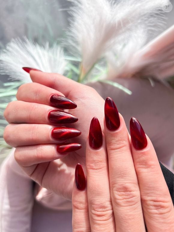 O esmalte vinho intenso é aposta marcante e cheia de charme para setembro