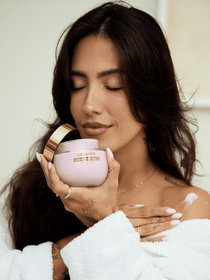 Perfumação em camadas: descobrimos com Gabi Brandt seu maior segredo para uma pele sempre cheirosa. 'Hoje eu gosto de criar um ritual mesmo'