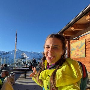 Mesmo de férias após 'Vale Tudo', Carolina Dieckmmann que interpretou Leila, enfrenta cobranças estéticas e aproveita para expor a pressão constante sobre o corpo feminino