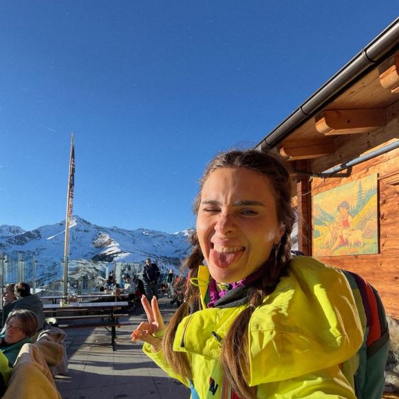 Mesmo de férias após 'Vale Tudo', Carolina Dieckmmann que interpretou Leila, enfrenta cobranças estéticas e aproveita para expor a pressão constante sobre o corpo feminino