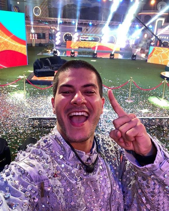 O ator Arthur Aguiar escolheu look com prateado para final do BBB 22