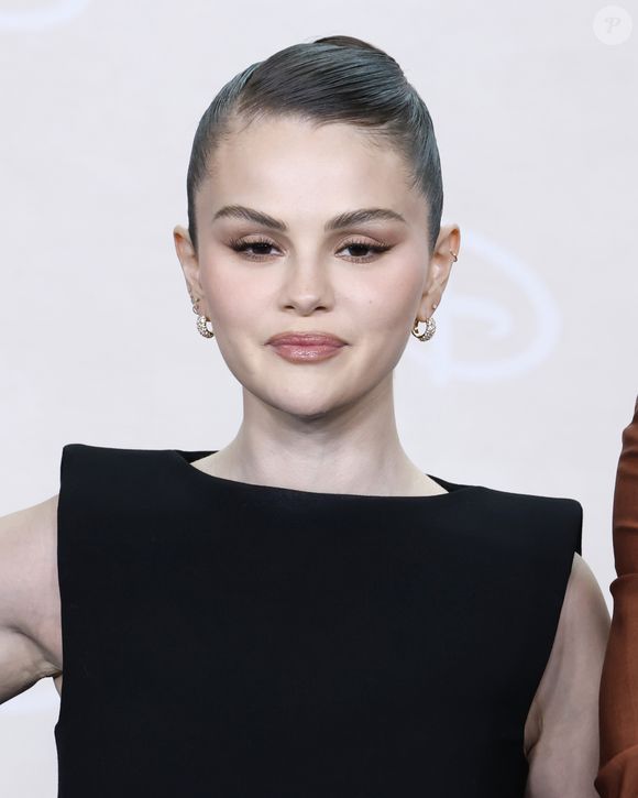 Para começar, Selena delineia os lábios com o Kind Words Lip Liner, na cor Wise. O lápis tem acabamento matte e fórmula à prova d’água. Um detalhe importante: a cantora contorna os lábios sem marcar o arco do cupido, técnica que cria um efeito de volume natural.