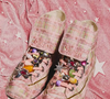O novo Chuck 70 Hi Converse x Collina Strada acaba de desembarcar no Brasil e promete conquistar quem ama o estilo romântico. O modelo em tom Mellow Rose, conhecido como 'blush pink', combina estampas florais, xadrez e detalhes exclusivos da collab.