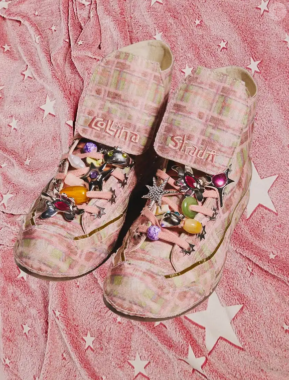 O novo Chuck 70 Hi Converse x Collina Strada acaba de desembarcar no Brasil e promete conquistar quem ama o estilo romântico. O modelo em tom Mellow Rose, conhecido como 'blush pink', combina estampas florais, xadrez e detalhes exclusivos da collab.