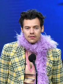 Adeus, Adidas Samba: os novos tênis tendência para 2026 são lavanda, já apareceram com Harry Styles e dão pitada de nostalgia em qualquer look