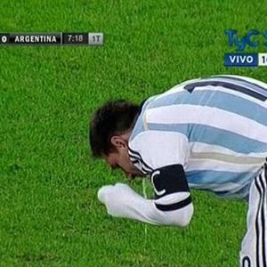 Mesmo após passar mal em campo, Messi costumava seguir jogando normalmente, sem deixar as partidas