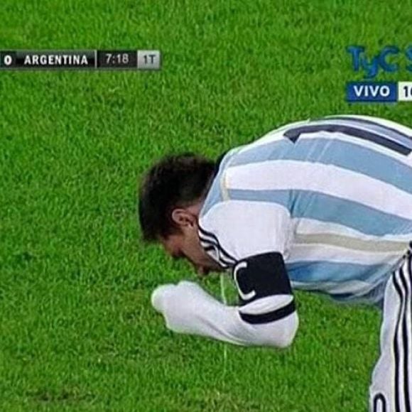Mesmo após passar mal em campo, Messi costumava seguir jogando normalmente, sem deixar as partidas