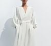 Mesmo durante os dias mais frios, os vestidos em linho seguem conquistando espaço no guarda-roupa feminino. Este modelo da Zara ganha um ar sofisticado quando combinado com botas de cano alto e casacos de lã