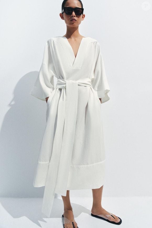 Mesmo durante os dias mais frios, os vestidos em linho seguem conquistando espaço no guarda-roupa feminino. Este modelo da Zara ganha um ar sofisticado quando combinado com botas de cano alto e casacos de lã
