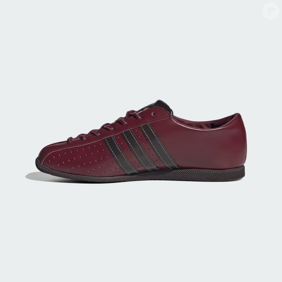 Os detalhes do Lux Japan incluem o branding de trevo e o logo Trefoil na língua, elementos que fazem referência à história da Adidas Originals