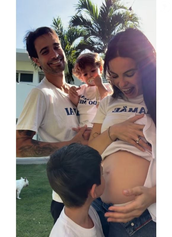 Gravidez de Sthefany Brito: atriz ganhou beijo na barriga de grávida do filho mais velho, Enrico, de 5 anos