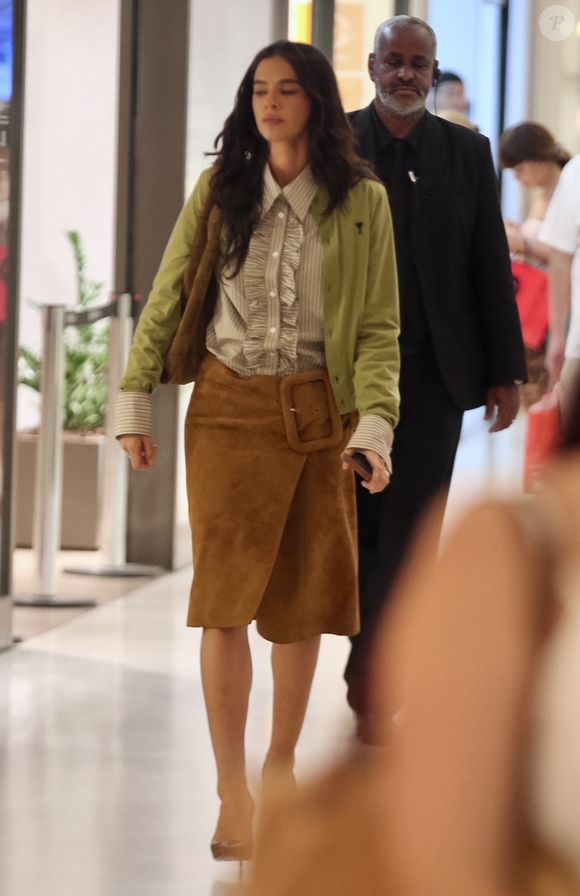 Look de Bruna Marquezine para consulta médica chama atenção pelo valor e pela elegância minimalista