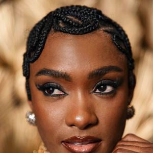 Erika Januza também destaca que o figurino e os elementos visuais ajudam muito na composição de Niara