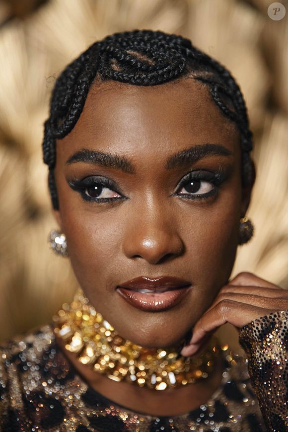 Erika Januza também destaca que o figurino e os elementos visuais ajudam muito na composição de Niara