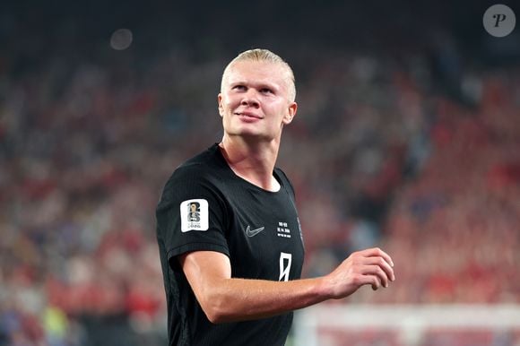 Após marcar duas vezes na vitória norueguesa sobre o Senegal, Erling Haaland surpreendeu ao contar que deixou Tom Holland sem resposta por não saber quem era o astro de 'Homem-Aranha 4'