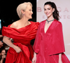 Miranda Priestly se aposentou? Anne Hathaway encarna o 'Diabo' em look vermelho-sangue da Valentino, e colar Bvlgari de safira com mais de 26 quilates rouba a cena