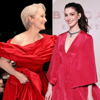 Miranda Priestly se aposentou? Anne Hathaway encarna o 'Diabo' em look vermelho-sangue da Valentino, e colar Bvlgari de safira com mais de 26 quilates rouba a cena
