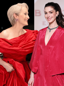Miranda Priestly se aposentou? Anne Hathaway encarna o 'Diabo' em look vermelho-sangue da Valentino, e colar Bvlgari de safira com mais de 26 quilates rouba a cena