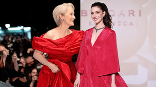 Miranda Priestly se aposentou? Anne Hathaway encarna o 'Diabo' em look vermelho-sangue da Valentino, e colar Bvlgari de safira com mais de 26 quilates rouba a cena