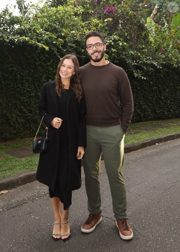 Também com uma produção casual de calça verde e tricô marrom, Ronald, filho de Ronaldo, esteve acompanhado da namorada, que usou um vestido preto de comprimento midi sob um casaco alongado