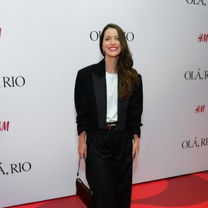 Segundo a psicologia, o preto, nesse caso, cria automaticamente uma sensação de respeito e imponência diante dos outros personagens — especialmente para Otoniel, que se emociona quando a vê.