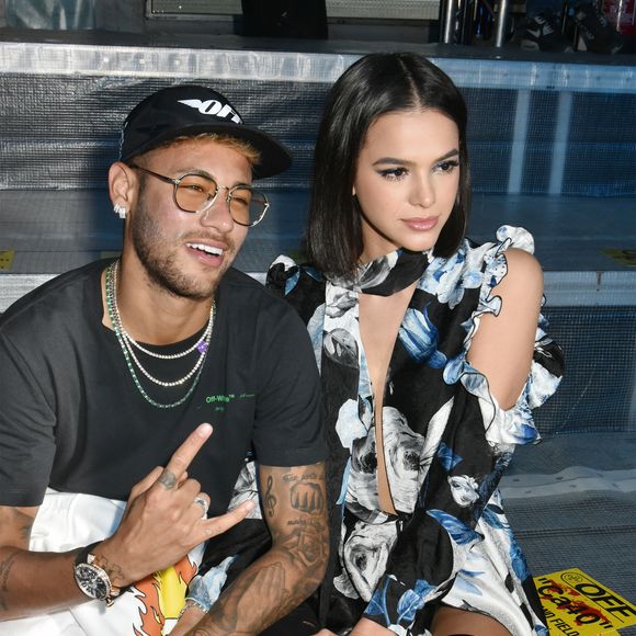 "O relacionamento anterior mais notável de Marquezine foi com o jogador de futebol profissional Neymar Jr. Os dois tiveram um namoro intermitente por vários anos, que começou em 2012 e chegou ao fim definitivo em 2018", descreveu o site International Business Times UK.