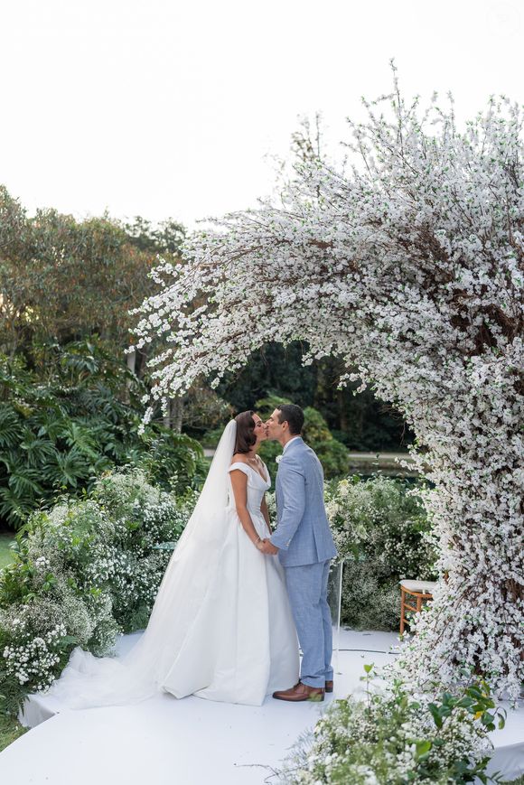 Isis Valverde e Marcus Buaiz se casaram neste sábado (03), em uma cerimônia luxuosa no interior de São Paulo