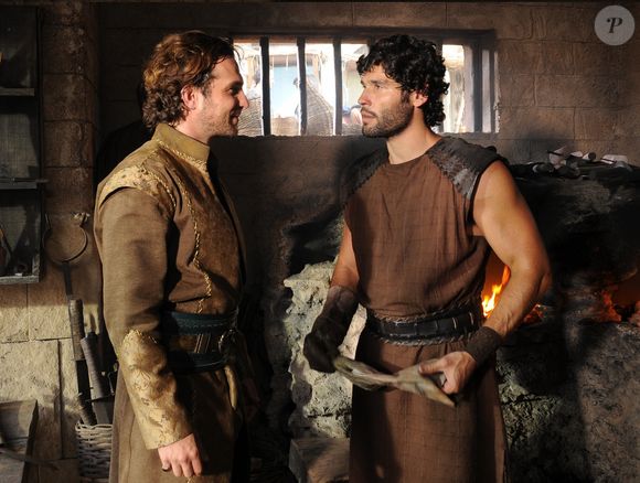 Último capítulo da novela 'O Rico e Lázaro' mostra finais diferentes para os amigos Zac (Igor Rickli) e Asher (Dudu Azevedo)