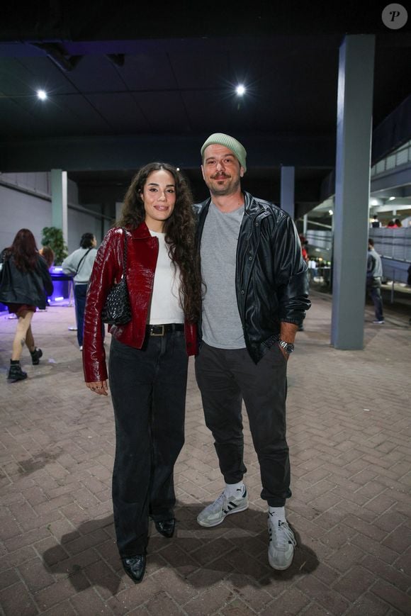 Jaqueta vermelha de vinil: escolha de Myra Ruiz para show de Rosalía, ao lado do namorado