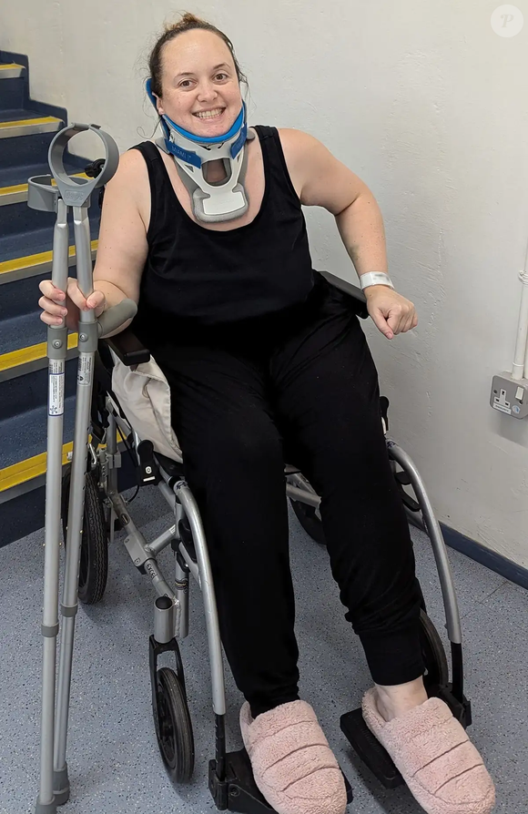 Durante uma aula de ioga, Zoë notou pela primeira vez uma massa que descreveu como “maior que uma bola de golfe”. Em entrevista ao Daily Mail, ela contou que inicialmente atribuiu o caroço a uma distensão muscular.