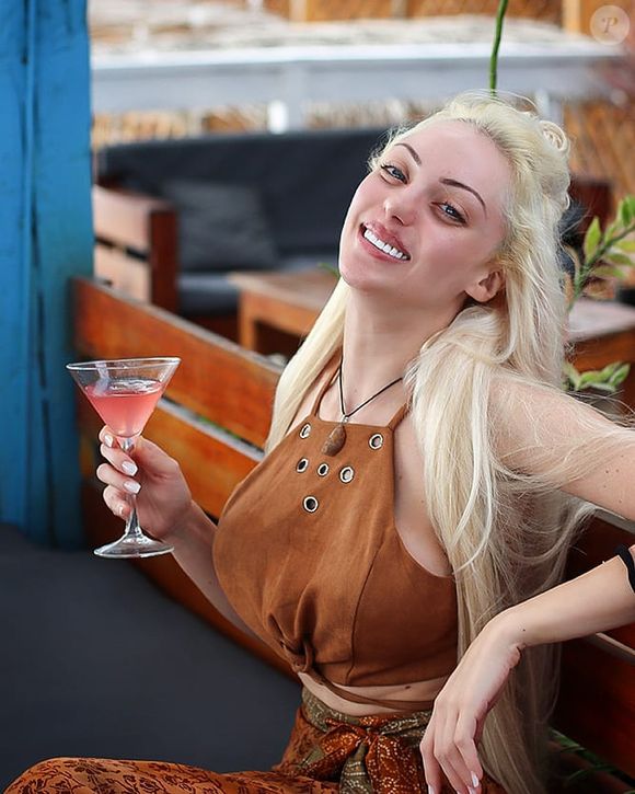 Outra alteração feita por Bárbara Jankavski foi o levantamento das sobrancelhas