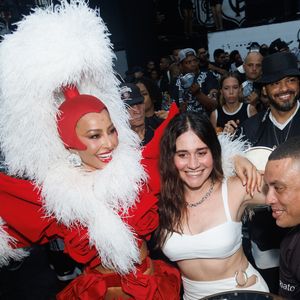 Sabrina Sato, com roupa extravagante de Mamãe Noel, sambou com Alessandra Negrini na quadra da Gaviões da Fiel