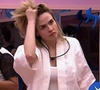 Mexer no cabelo virou marca registrada de Ana Paula Renault desde o BBB 16 e voltou a chamar atenção no BBB 26