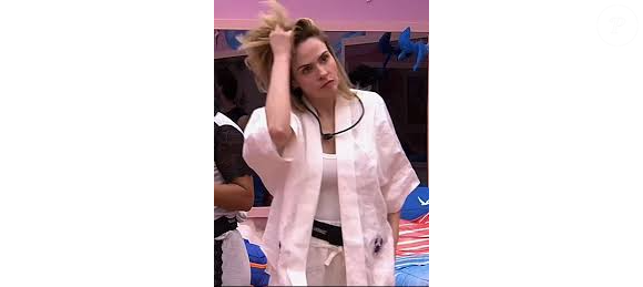 Mexer no cabelo virou marca registrada de Ana Paula Renault desde o BBB 16 e voltou a chamar atenção no BBB 26