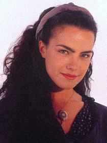 Ninguém reparou, mas Giuliana, da novela 'Terra Nostra', tinha um discreto item do figurino que nunca largava em cena - e o conecta com Dona Beja, de Grazi Massafera