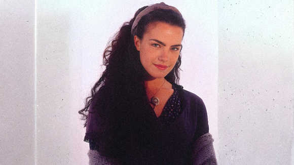 Ninguém reparou, mas Giuliana, da novela 'Terra Nostra', tinha um discreto item do figurino que nunca largava em cena - e o conecta com Dona Beja, de Grazi Massafera