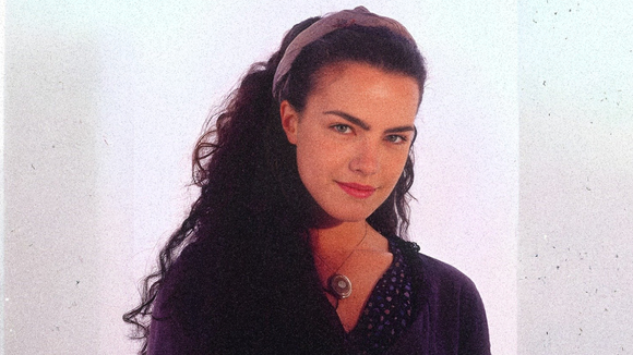 Ninguém reparou, mas Giuliana, da novela 'Terra Nostra', tinha um discreto item do figurino que nunca largava em cena - e o conecta com Dona Beja, de Grazi Massafera