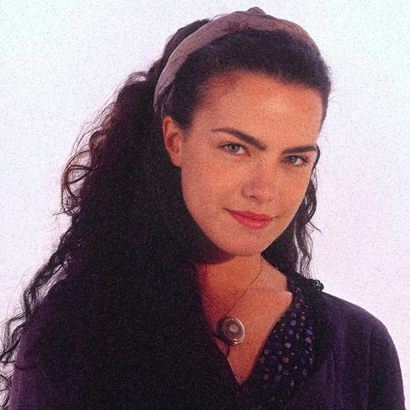 Ninguém reparou, mas Giuliana, da novela 'Terra Nostra', tinha um discreto item do figurino que nunca largava em cena - e o conecta com Dona Beja, de Grazi Massafera