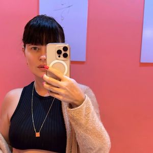 Mari Bridi assumiu o cabelo preto com uma franja volumosa para a novela 'Êta Mundo Melhor'